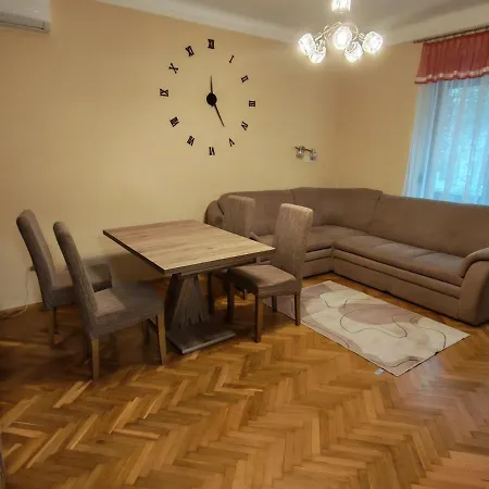 Apartman Trumpet - Renovated Downtown 1br, Free Parking Kecskemét